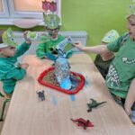 dzieci wykonują eksperyment