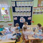 dzieci-wykonuja-prace-plastyczna