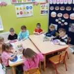 dzieci wykonują pracę plastyczną