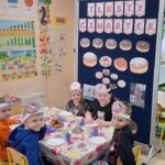 dzieci z oddziału Stokrotki jedzą pączki