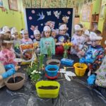 dzieci z oddziału Tulipanki sadzą kwiatki