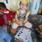 dzieci rysują po śladzie