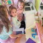 dziewczynka bawi się w kąciku kuchennym