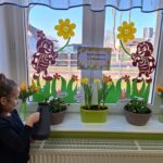 dzieci z oddziału Tulipanki sadzą kwiatki