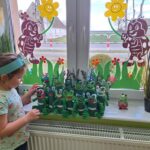 dziewczynka układa na parapecie