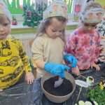 dzieci z oddziału Tulipanki sadzą kwiatki