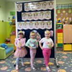 dziewczynki-z-oddzialu-Bratki-z-kwiatami