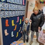 mama Franka czyta ulotkę