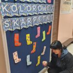 mama Kacpra czyta ulotkę