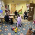 rodzice obserwują zabawę dzieci