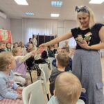 Bajanka-wrecza-dzieciom-zaczarowane-kredki