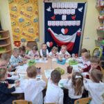 Bratki wykonują prace