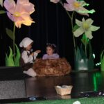 Calineczka w kołysce oraz kobieta