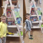 Chłopcy dają przedmioty do kącika wymiany