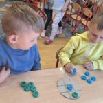 Chłopcy grają w grę kółko-krzyżyk