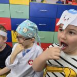 Chlopcy-niciuja-zeby