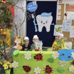 Chlopcy-odgrywaja-teatrzyk-o-Mleczaku-i-jego-przyjaciolach