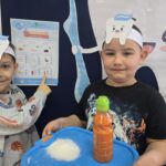 Chlopcy-pokazuja-ile-kostek-cukru-ma-kubus