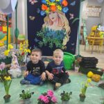 Chlopcy-pozuja-w-kwiatach