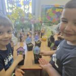 Chlopcy-prezentuja-swoje-domki-z-owsem