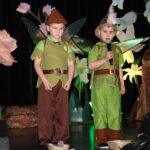 Chłopcy w strojach elfów recytują wiersz