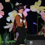 Chłopiec- chrabąszcz na scenie