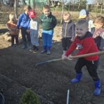 Chlopiec-grabi-poletko-na-posianie-warzyw