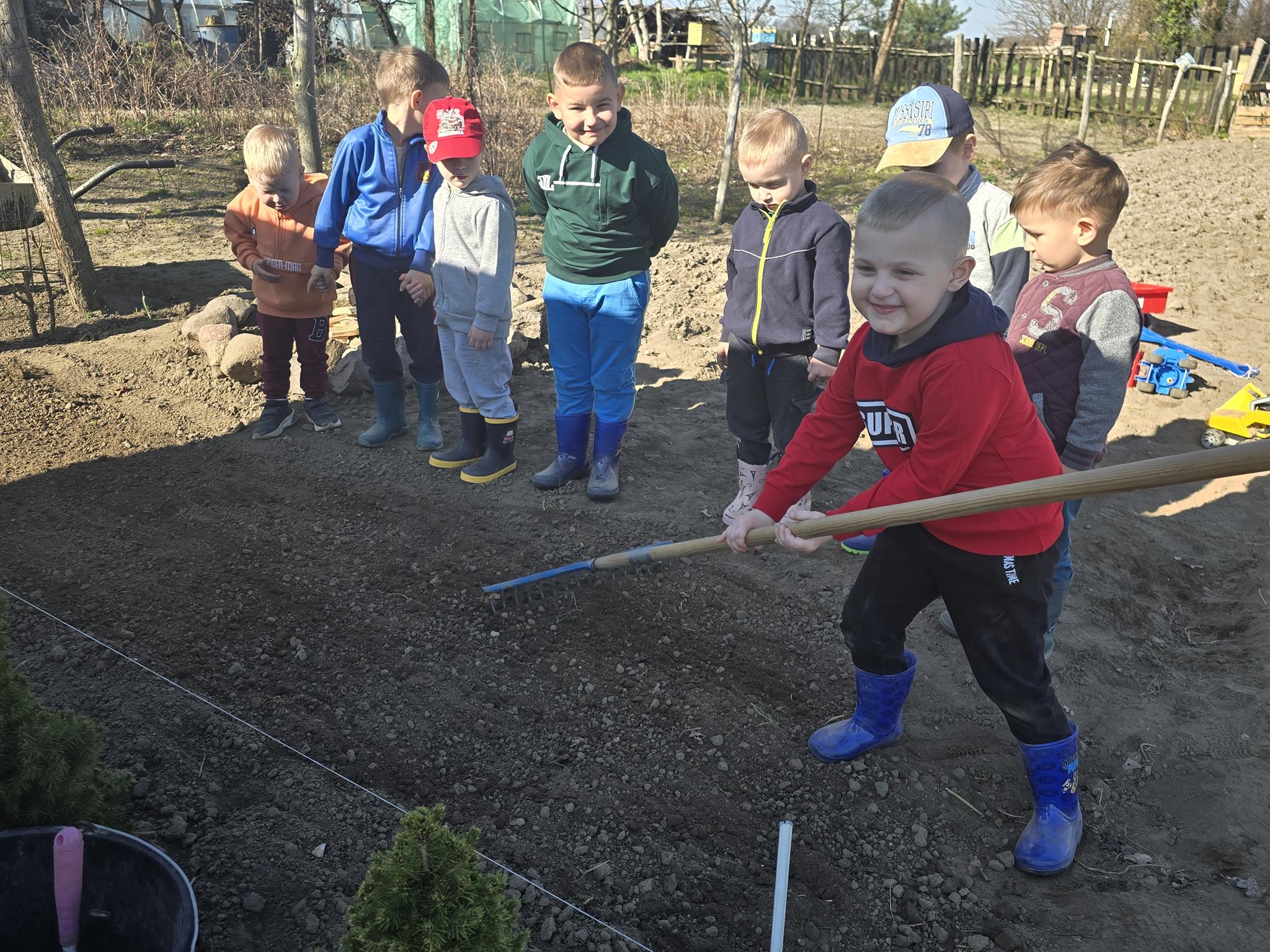 Chlopiec-grabi-poletko-na-posianie-warzyw