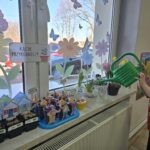 Chlopiec-podlewa-rosliny-w-kaciku-przyrodniczym