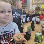 Chlopiec-pokazuje-nasiona-owsa