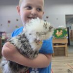 Chlopiec-pozuje-z-kurka-jedwabista