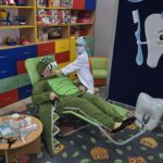 Chlopiec-przebrany-za-dentyste-sprawdza-zabki