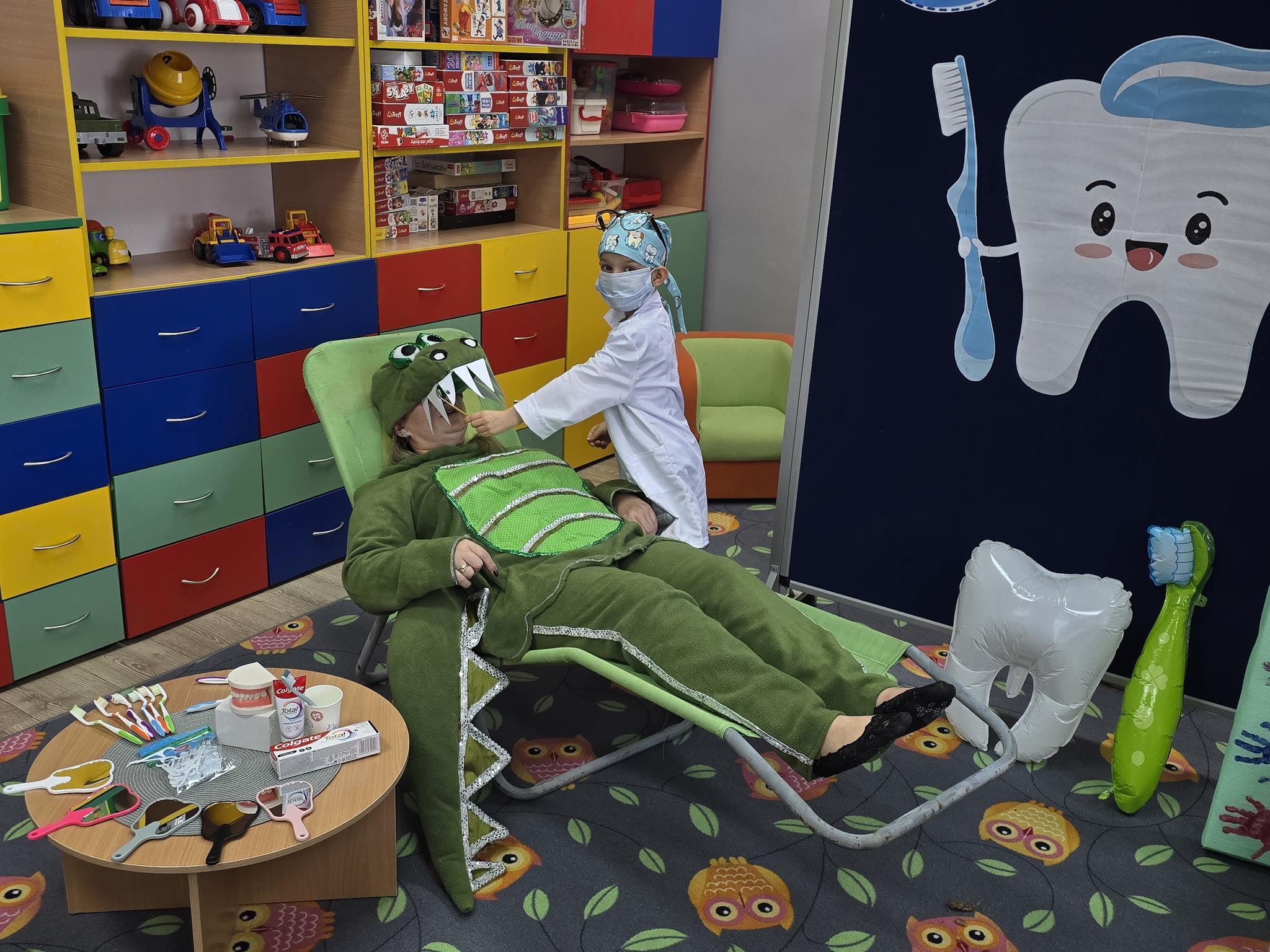 Chlopiec-przebrany-za-dentyste-sprawdza-zabki