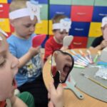 Chlopiec-sprawdza-za-pomoca-lusterka-swoje-zabki