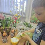 Chlopiec-spryskuje-rzerzuche