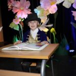 Chłopiec udaje, że pisze książkę- Andersen