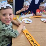 Chlopiec-wbija-patyczki-w-giga-szczoteczke