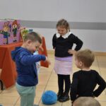 Dzieci-bawia-sie-pilka-wlochata