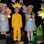 Dzieci- chmurki oraz słoneczko recytują wiersze