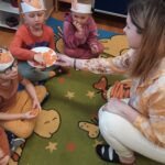 Dzieci częstują się marchewką