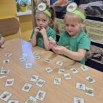 Dzieci dopasowują do siebie takie same żółwie