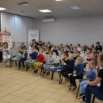 Dzieci-dotykaja-palcem-noski