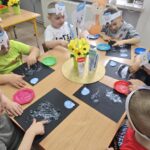 Dzieci-maluja-szkic-zebow-pasta-do-zebow