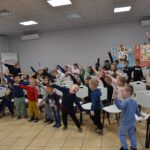 Dzieci-nasladuja-lot-samolotem