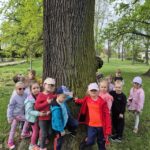 Dzieci-obejmuja-drzewo