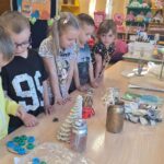 Dzieci oglądają przedmioty wykonane ze śmieci