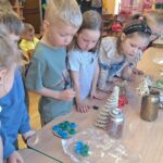 Dzieci oglądają przedmioty wykonane ze śmieci