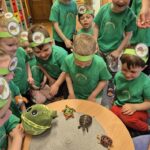 Dzieci oglądają żółwia