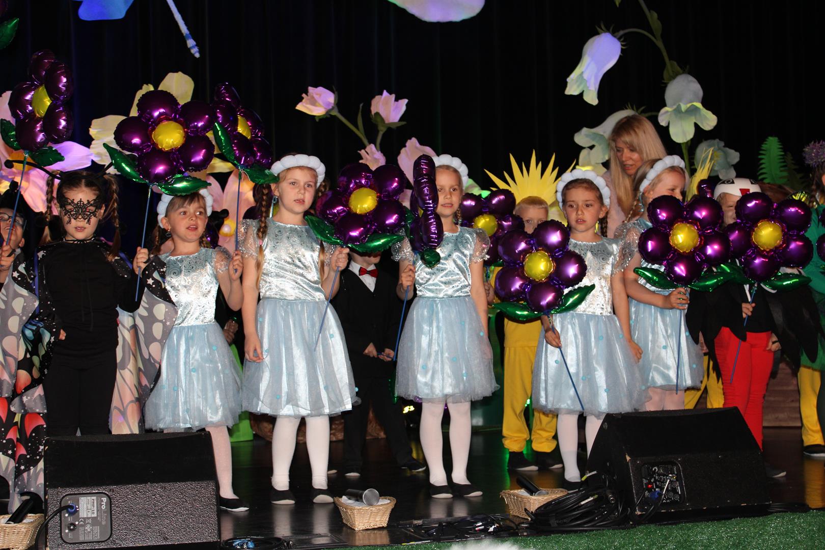 Dzieci podczas piosenki finałowej