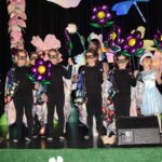 Dzieci podczas piosenki finałowej